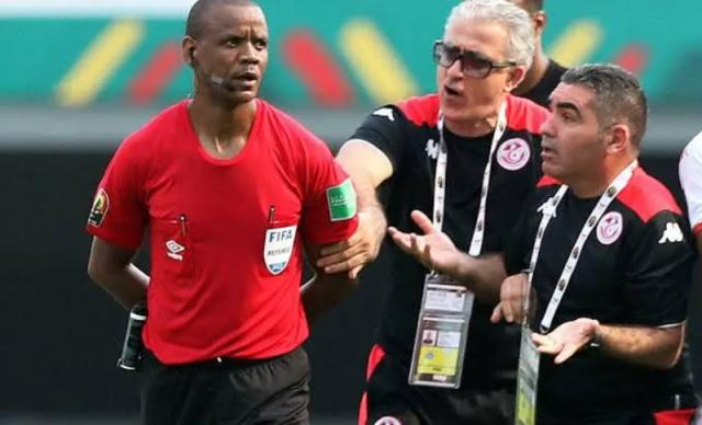 开云体育网址-终场哨“双响”非洲杯奇闻是因为裁判被热晕了？